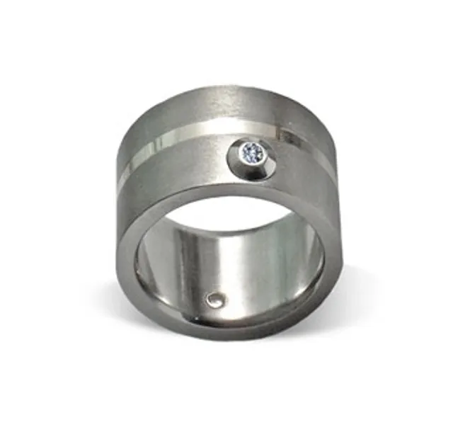 Титан, платина и брилянт (2,5 mm), ширина на пръстена - 12 mm